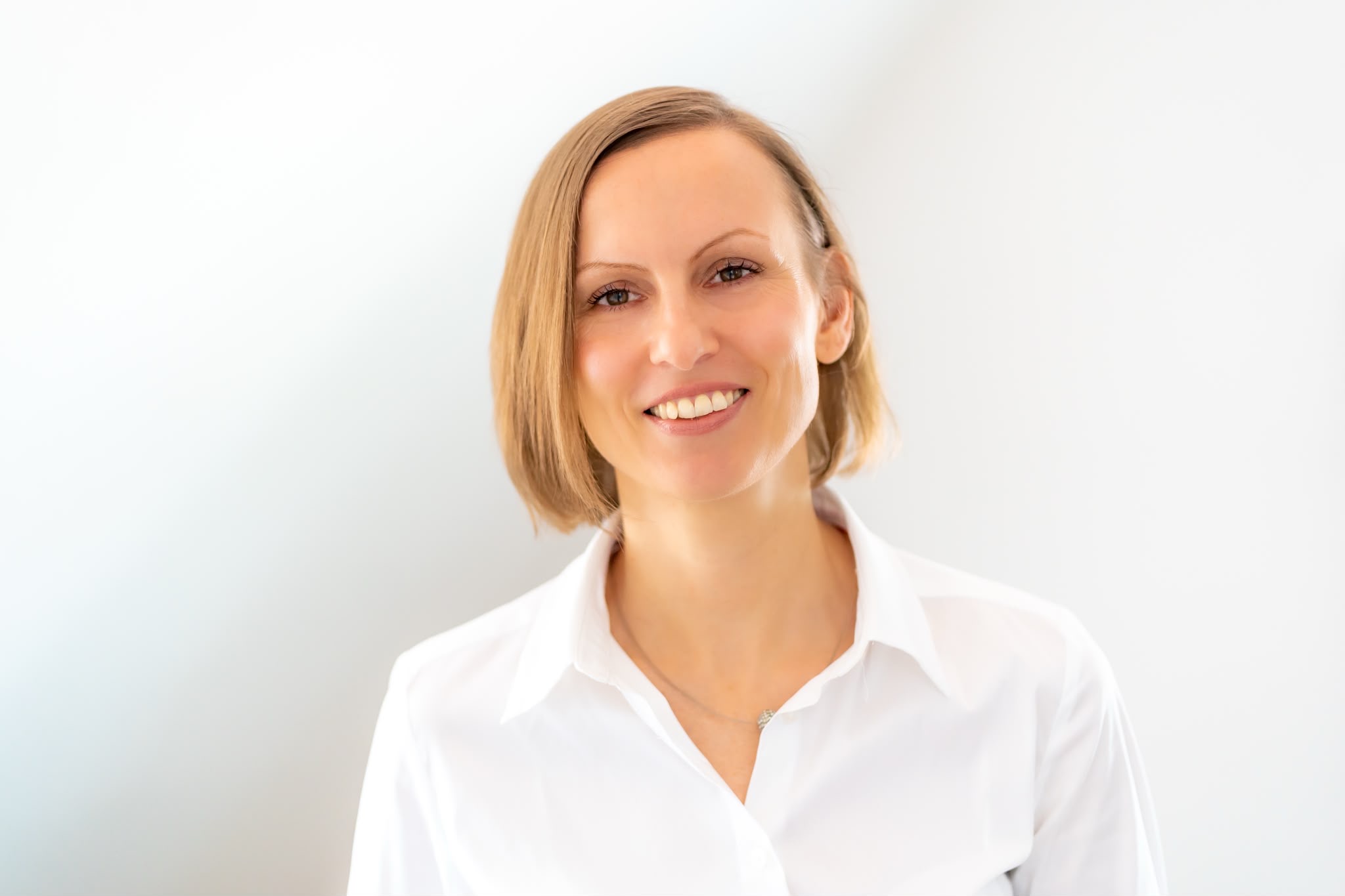 Portrait von Stefanie Schulz in heller Praxisatmosphäre